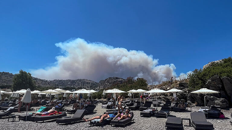 Hitze in Griechenland.jpeg       -  Vor einem das Meer, hinter einem der Waldbrand: So war es im Juli auf der griechischen Ferieninsel Rhodos.