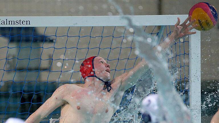 Wasserball, Bundesliga, SV Würzburg 05 - SV Poseidon Hamburg - Trug mit etlichen Paraden zum Sieg über Poseidon Hamburg : Benjamin Flammersberger, Torwart des SV Würzburg 05 (hier im Spiel gegen die Hanseaten 2017). Wasserball, Bundesliga, SV Würzburg 05 - SV Poseidon Hamburg - Trug mit etlichen Paraden zum Sieg über Poseidon Hamburg : Benjamin Flammersberger, Torwart des SV Würzburg 05 (hier im Spiel gegen die Hanseaten 2017).