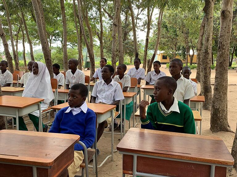 Schüler in Illimela, dem nördlichen Stadtteil Mwanzas. Die Schule ist eine von zwei Schulen, die mit Hilfe aus Würzburg eine Versorgung mit sauberem Wasser erhalten sollen. Schüler in Illimela, dem nördlichen Stadtteil Mwanzas. Die Schule ist eine von zwei Schulen, die mit Hilfe aus Würzburg eine Versorgung mit sauberem Wasser erhalten sollen. 
