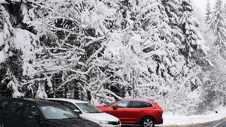 Parken in Einfahrten zu Wirtschaftswegen gab es am vergangenen Wochenende in der Rhön auch wieder. Parken in Einfahrten zu Wirtschaftswegen gab es am vergangenen Wochenende in der Rhön auch wieder.