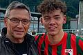 Aaron Zehnter mit seinem Vater Georg nach einem Vorbereitungsspiel der FCA-Profis im Sommer-Trainingslager 2020 am österreichischen Walchsee