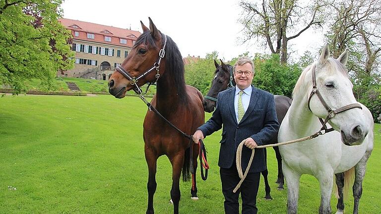 Ferdinand Fürst zu Castell-Castell freut sich auf die Schlossparktage. Wo jetzt noch die Pferde stehen, wird in Kürze ein Fest unter dem Motto „Schöne Dinge – Gute Zeit“ gefeiert. Ferdinand Fürst zu Castell-Castell freut sich auf die Schlossparktage. Wo jetzt noch die Pferde stehen, wird in Kürze ein Fest unter dem Motto „Schöne Dinge – Gute Zeit“ gefeiert.