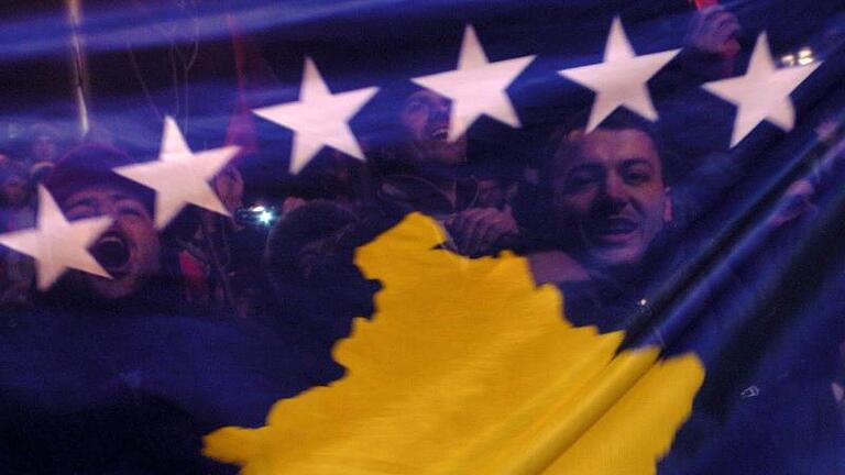 Die Fahne des Kosovo bei einer Feier in Pristina. Nun wollen sich die Kosovo-Albaner eine eigene Armee geben. Foto: Armando Babani       -  Seit 2008 ist der Kosovo unabhängig von Serbien.