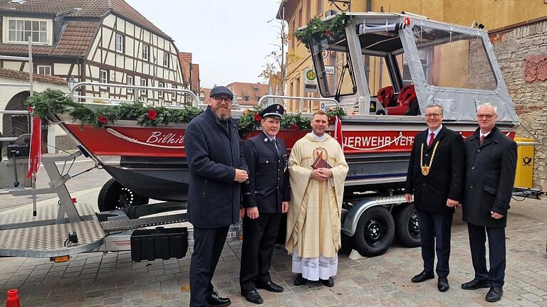 Beim 38. Veitshöchheimer Kirchgang der Vereine war die Segnung des neuen bereits im März 2024 für 210.000 Euro ausgelieferten Mehrzweckbootes für die Feuerwehr durch Pfarrer Christian Nowak (Mitte) ein besonderer Anlass. Mit ihm freuen sich (vonm links) 3. Bürgermeister Steffen Mucha, Feuerwehrkommandant Florian Fischer, 1. Bürgermeister Jürgen Götz und 2. Bürgermeister Elmar Knorz.