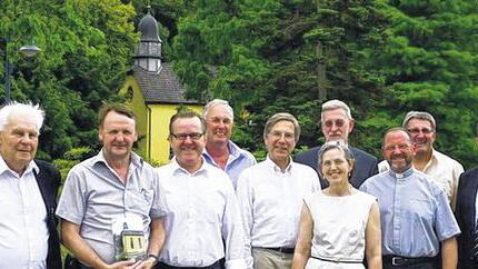 Gemeinsam Patrozinium gefeiert: Um das Kirchlein im Hintergrund ging es an diesem Tag, und auch besonders um die abgebildeten Personen. Sie hatten maßgeblich den Festtag der 150. Patroziniumsfeier gestaltet: (von links nach rechts) Messner Karl Heinz Metz; Kreisheimatpfleger Lorenz Albert, Nordheims Bürgermeister Thomas Fischer, Bernd Nöthling (Vorsitzender der Kirchenverwaltung), Alfred Graf von Soden, Adelheid Gräfin von Soden, Pfarrer Robert Borawski aus Veitshöchheim, Pfarrer Josef Treutlein aus Würzburg, Martin Dechant (Pfarrgemeinderat) und Peter Suckfüll, stellvertretender Landrat. Gemeinsam Patrozinium gefeiert: Um das Kirchlein im Hintergrund ging es an diesem Tag, und auch besonders um die abgebildeten Personen. Sie hatten maßgeblich den Festtag der 150. Patroziniumsfeier gestaltet: (von links nach rechts) Messner Karl Heinz Metz; Kreisheimatpfleger Lorenz Albert, Nordheims Bürgermeister Thomas Fischer, Bernd Nöthling (Vorsitzender der Kirchenverwaltung), Alfred Graf von Soden, Adelheid Gräfin von Soden, Pfarrer Robert Borawski aus Veitshöchheim, Pfarrer Josef Treutlein aus Würzburg, Martin Dechant (Pfarrgemeinderat) und Peter Suckfüll, stellvertretender Landrat.