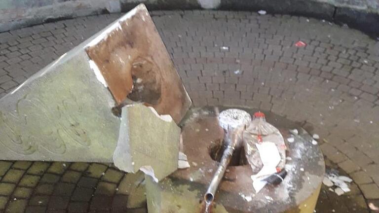 Sinnlos zerstörten Vandalen den Sauerbrunnen in Kothen. Die Polizei fand zerbrochene Flaschen vor Ort. Offensichtlich war viel Alkohol geflossen. Foto: Cosimo Portarulo       -  Sinnlos zerstörten Vandalen den Sauerbrunnen in Kothen. Die Polizei fand zerbrochene Flaschen vor Ort. Offensichtlich war viel Alkohol geflossen. Foto: Cosimo Portarulo