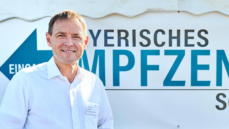 Dr. Markus Hüttl, Chefarzt des Schweinfurter Impfzentrums, hat festgestellt, dass die Einrichtung zu klein konzipiert wurde. Deshalb werden nun zehn neue Container angebaut.&nbsp;