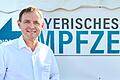 Dr. Markus Hüttl, Chefarzt des Schweinfurter Impfzentrums, hat festgestellt, dass die Einrichtung zu klein konzipiert wurde. Deshalb werden nun zehn neue Container angebaut.&nbsp;