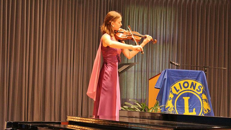 Samira Spiegel in der Musikakademie Hammelburg beim Festabend des Lions Club.       -  Samira Spiegel in der Musikakademie Hammelburg beim Festabend des Lions Club.