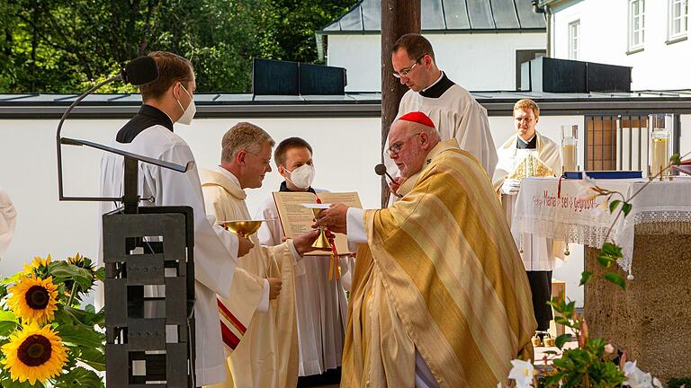 Christian Rentsch wurde von Kardinal Reinhard Marx zum Priester geweiht. Foto: Robert Kiderle       -  Christian Rentsch wurde von Kardinal Reinhard Marx zum Priester geweiht. Foto: Robert Kiderle