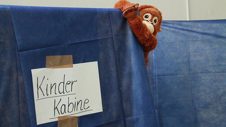 Provisorisch wurden Impfbereiche abgeteilt, bis die Messebauer die Trennwände fertig aufgestellt haben. Provisorisch wurden Impfbereiche abgeteilt, bis die Messebauer die Trennwände fertig aufgestellt haben.