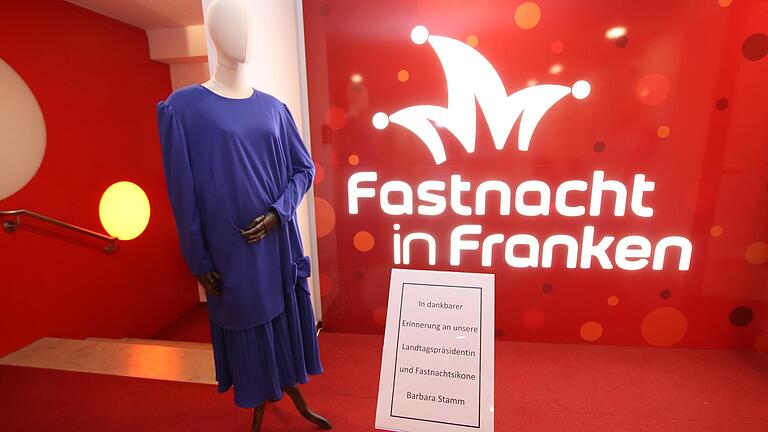 Legendär: das vielfach besungene 'blaue Klääd' von Barbara Stamm im Fastnachtmuseum in Kitzingen.