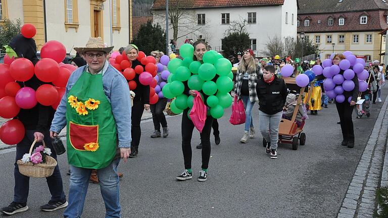 Klares Bekenntnis beim ersten Faschingszug in Maroldsweisach: Der Diakonieverein lief unter dem Motto 'Wir sind bunt'.