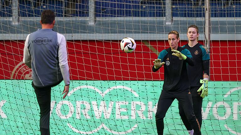 Training vor Länderspiel Deutschland - Australien       -  Wechsel im Tor: Stina Johannes (hinten) spielt gegen Australien anstelle von Ann-Katrin Berger.