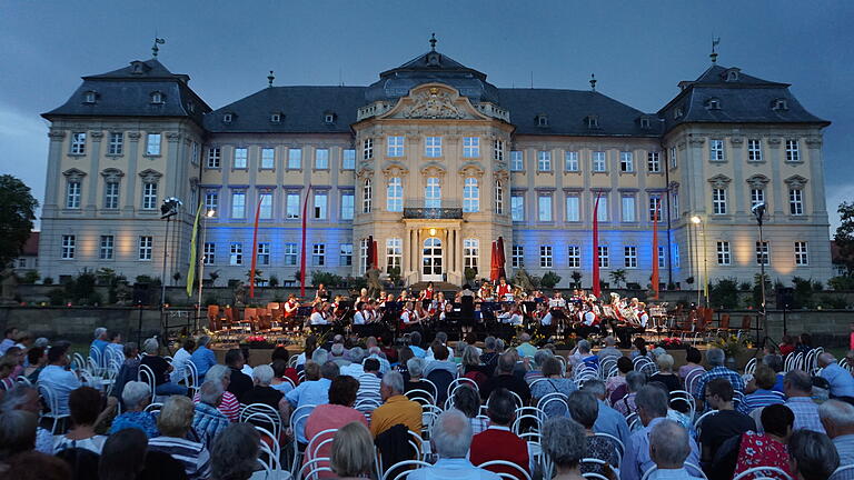 So eng wie auf diesem Foto können die Besucher des Schlosskonzerts der Bläserphilharmonie Werneck am 24. Juli zwar nicht sitzen. Aber die Atmosphäre und die Musik zu genießen, geht auch mit mehr Abstand.