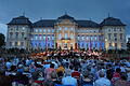 So eng wie auf diesem Foto können die Besucher des Schlosskonzerts der Bläserphilharmonie Werneck am 24. Juli zwar nicht sitzen. Aber die Atmosphäre und die Musik zu genießen, geht auch mit mehr Abstand.