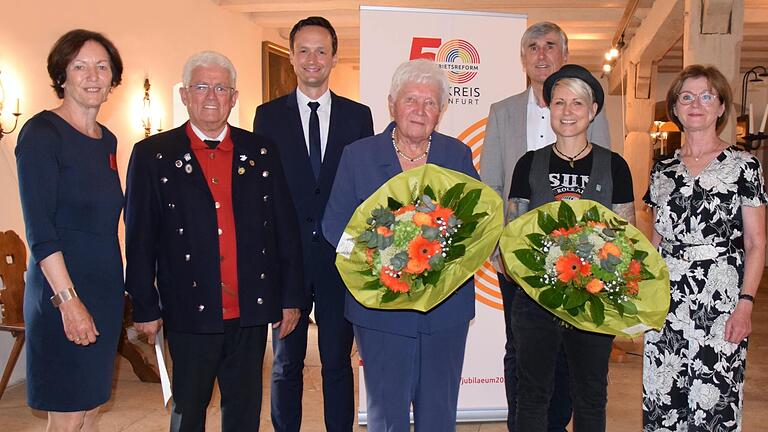 Kreisehrenabend im Schloss Sulzheim: Unser Foto zeigt (von rechts) stellvertretende Landrätin Bettina Bärmann, Ehrenbürgerin Steffi List, stellvertretenden Landrat Thomas Vizl, Ehrenbürgerin Elisabeth Seemann, Landrat Florian Töpper, Ehrenbürger Helmut Büschel und stellvertretende Landrätin Christine Bender.