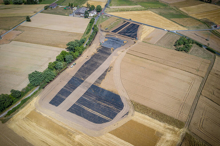 An Ansbach brannten Anfang Juli rund 15 Hektar Ackerfläche. Landwirte grubberten einen breiten Streifen rund um den Brand, um das Ausbreiten des Feuers zu verhindern.