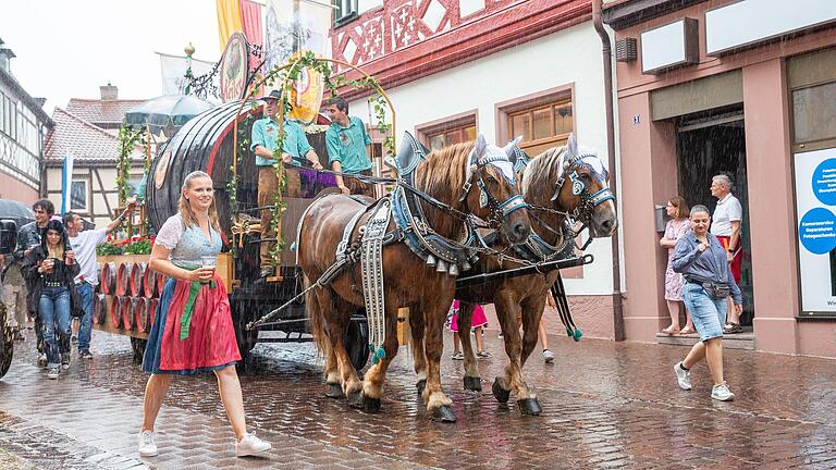 Ein nasser Auftakt der Lohrer Spessartfestwoche: Der traditionelle Kolping-Spielmannszug zog dennoch durch die Innenstadt.