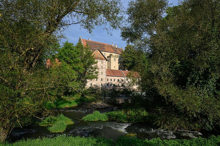 Imposant thront das Schloss in Aschach über der Saale. Gleich drei Museen sind in dem Baudenkmal aus dem 12. Jahrhundert untergebracht. Imposant thront das Schloss in Aschach über der Saale. Gleich drei Museen sind in dem Baudenkmal aus dem 12. Jahrhundert untergebracht.