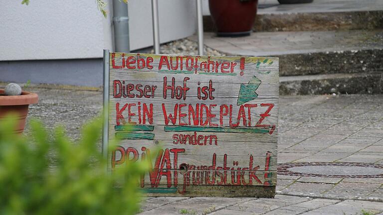 Im Bereich der Allersheimer Straße in Giebelstadt gibt es seit längerem Verkehrsprobleme. Die Gemeinde sucht deshalb nach Lösungen.