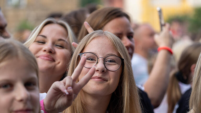 Das erste Konzert des diesjährigen Rösler-Open-Air auf Schloss Eyrichshof brachte gleich einen Star auf die Bühne. Clueso und an die 3500 begeisterte Fans waren voller Sangesfreude.