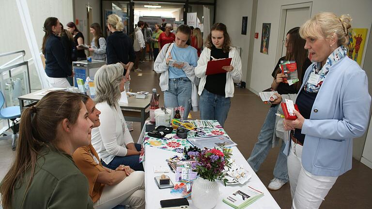 Die Berufswahlmesse an der Mittelschule Werneck war rundum gelungen, was durch die große Nachfrage von Ausbildungsbetrieben unterstrichen wurde. Das Bild zeigt einen Informationsstand für Pflegeberufe, rechts im Bild Rektorin Katrin Beinrott.