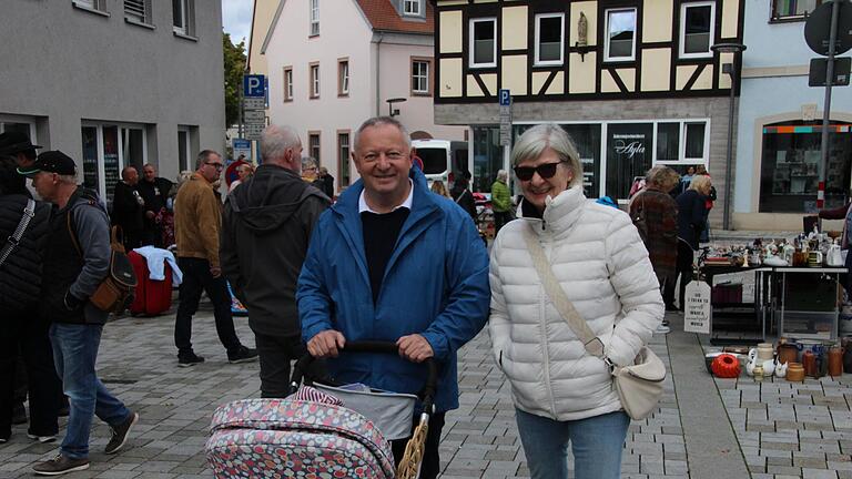 Eine nicht alltägliche Szene: Landrat Thomas Bold und Gattin Enkelchen im Kinderwagen. - Eine nicht alltägliche Szene: Landrat Thomas Bold und Gattin Enkelchen im Kinderwagen. Eine nicht alltägliche Szene: Landrat Thomas Bold und Gattin Enkelchen im Kinderwagen. - Eine nicht alltägliche Szene: Landrat Thomas Bold und Gattin Enkelchen im Kinderwagen.
