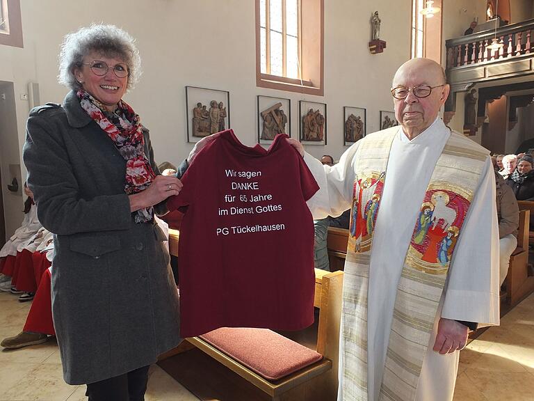 Zum 65. Priesterjubiläum von Lorenz Zeitz, das in der Kirche im Ochsenfurter Stadtteil Hopferstadt gefeiert wurde, überreichte Steffi Herrmann dem Jubilar ein eigens für ihn beschriftetes T-Shirt. Zum 65. Priesterjubiläum von Lorenz Zeitz, das in der Kirche im Ochsenfurter Stadtteil Hopferstadt gefeiert wurde, überreichte Steffi Herrmann dem Jubilar ein eigens für ihn beschriftetes T-Shirt.