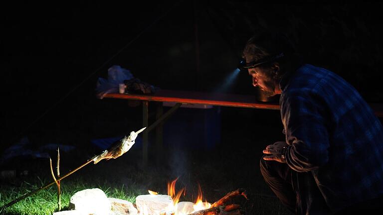 Das Essen am Lagerfeuer gehörte zu den angenehmen Seiten des Survival-Trainings. Fotos: Jürgen Schmitt       -  Das Essen am Lagerfeuer gehörte zu den angenehmen Seiten des Survival-Trainings. Fotos: Jürgen Schmitt