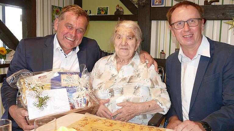 Glückwünsche zum 100. Geburtstag von Erna Rath aus dem Arnteiner Stadtteil Müdesheim überbrachten die beiden Bürgermeister Franz-Josef Sauer und Bertram Wolf.