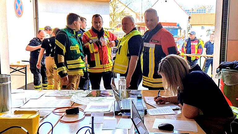 Blick in die zentrale Einsatzleitung im Feuerwehrhaus Frankenbrunn       -  Blick in die zentrale Einsatzleitung im Feuerwehrhaus Frankenbrunn