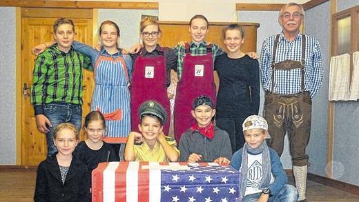 Viel Applaus: Die Nachwuchs-Theatergruppe der DJK Wülfershausen zeigte im Rahmen einer Ferienspaßaktion das Stück &bdquo;Onkel Lucky aus Kentucky&ldquo; und spendete den Erlös für die Kinderkrebsklinik in Würzburg: (vorne, von links) Hannah Pfeuffer, Elena Nöth, Louis Störlein, Daniel Nöth und Noah Mußmächer, (stehend, von links) Yannik Fella, Linda Sell, Laura Steinmetz, Pia Schmitt, Eva Holzinger und Regisseur Konrad Schmitt.