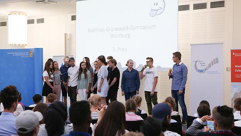 Bei der Siegerehrung des Kreativwettbewerbs &bdquo;Migrabayerisch&ldquo; des Bayernbundes im Rahmen des Wertebündnisprojekts &bdquo;MundART WERTvoll&ldquo; freuten sich die Schüler des Matthias-Grünewald-Gymnasiums Würzburg über den dritten Platz mit ihrem Raplied.