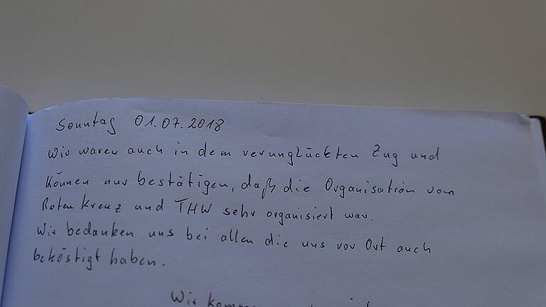 Fahrgäste, die den Zug-Unfall erlebt hatten, haben sich in das Museums-Gästebuch eingetragen. Sie bedanken sich für die gute Betreuung durch die Hilfskräfte und das Museumspersonal.