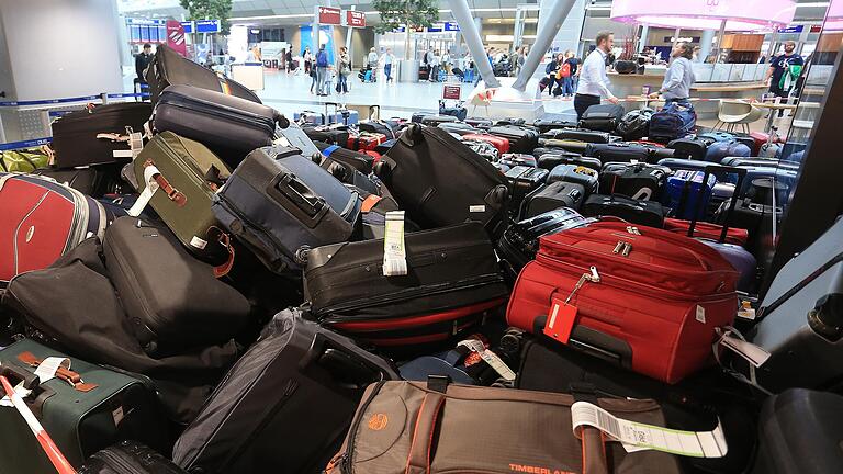 Kofferchaos wie hier am Düsseldorfer Flughafen können Sie umgehen, indem Sie einfach in der Region reisen.