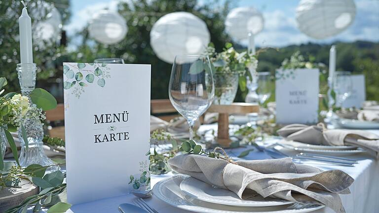 Wer am Montag, 7. Juni, oder später im Landkreis Haßberge seine Hochzeit feiern will (hier ein Symbolbild) darf, sofern sich die Corona-Regeln nicht wieder ändern, dies mit einer 50-Personen-Gesellschaft in Innenräumen oder 100 Leuten im Freien tun. Wer am Montag, 7. Juni, oder später im Landkreis Haßberge seine Hochzeit feiern will (hier ein Symbolbild) darf, sofern sich die Corona-Regeln nicht wieder ändern, dies mit einer 50-Personen-Gesellschaft in Innenräumen oder 100 Leuten im Freien tun.