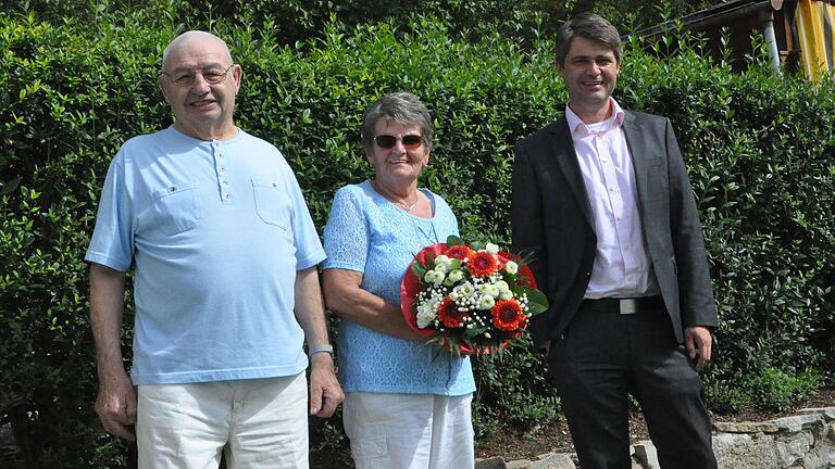 Bürgermeister Michael Kraus (rechts) überbrachte dem Jubelpaar Rosita und Horst Schmidt die Glückwünsche der Stadt Mellrichstadt zur Diamantenen Hochzeit.