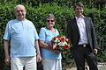 Bürgermeister Michael Kraus (rechts) überbrachte dem Jubelpaar Rosita und Horst Schmidt die Glückwünsche der Stadt Mellrichstadt zur Diamantenen Hochzeit.