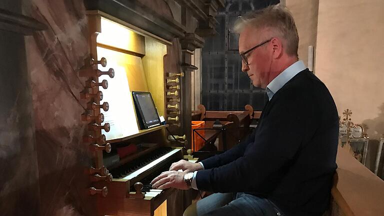 Musikalische Akzente, die die Szenen unterstreichen: Dieter Markl begleitet die Aufführung an der Orgel.