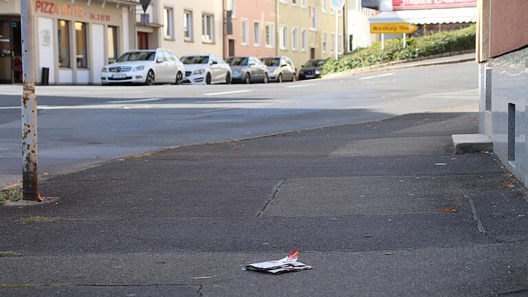 Ein achtlos weggeworfenes Prospekt in der Kaiserstraße in Kitzingen. Ein achtlos weggeworfenes Prospekt in der Kaiserstraße in Kitzingen.