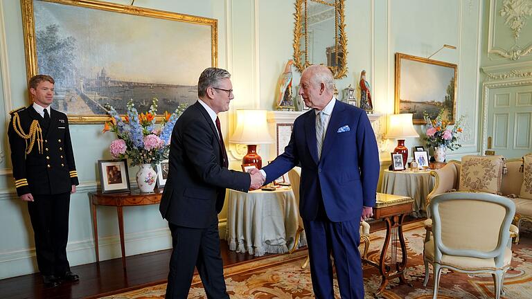 Nach der Parlamentswahl in Großbritannien       -  König Charles III. beauftragt Starmer offiziell mit der Regierungsbildung.