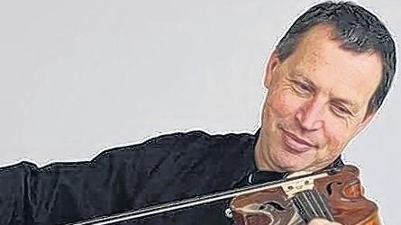 Franz Peter Fischer mit Holzbogen.