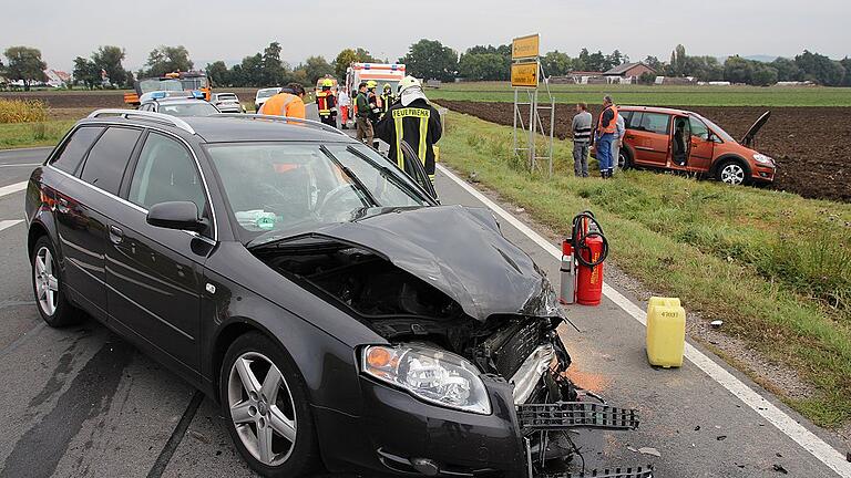 Die Missachtung der Vorfahrt am Stoppschild an der Abzweigung von Brünnstadt als eine der häufigsten Unfallursachen führte zu diesem schweren Zusammenstoß im September 2017 auf der Straße von Gerolzhofen nach Frankenwinheim.