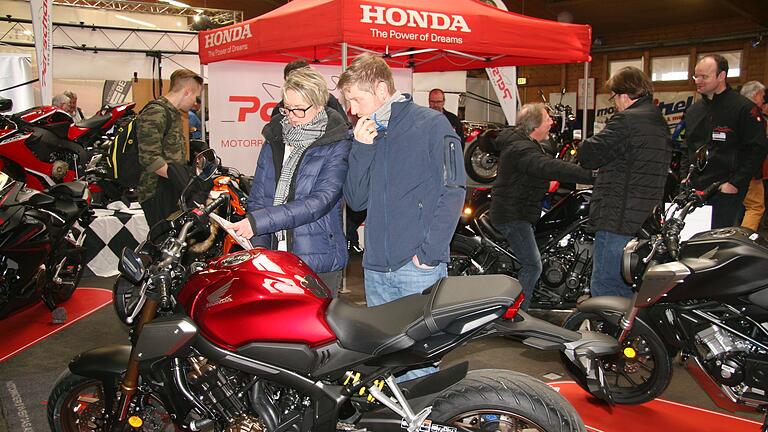 Spieglein, Spieglein an der Wand, welches ist die schönste Maschine im Land? – das war die Preisfrage bei der Wheelies-Motorradmesse in der Dettelbacher Frankenhalle. Spieglein, Spieglein an der Wand, welches ist die schönste Maschine im Land? – das war die Preisfrage bei der Wheelies-Motorradmesse in der Dettelbacher Frankenhalle.