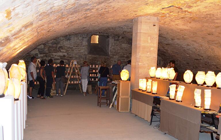 Gut besucht: Auch die Lichtkreationen von Yue Torres im Gewölbekeller der Glücksburg zog viele Schaulustige an. Gut besucht: Auch die Lichtkreationen von Yue Torres im Gewölbekeller der Glücksburg zog viele Schaulustige an.