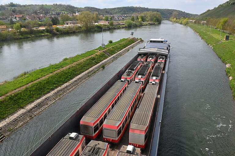 Im Bauch eines 110 Meter langen Frachtschiffs ziehen Triebwagen und Waggons der schweizerischen Waldenburgerbahn an Ochsenfurt vorbei Richtung Bratislava. Im Bauch eines 110 Meter langen Frachtschiffs ziehen Triebwagen und Waggons der schweizerischen Waldenburgerbahn an Ochsenfurt vorbei Richtung Bratislava.