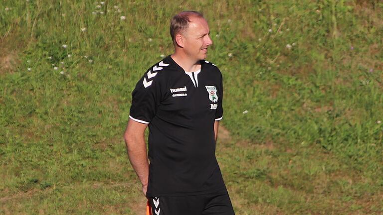 Markus Bach (im Bild) ist nach dem Rücktritt von Andreas Brendler vom Co-Trainer zum Trainer des Bayernligisten TSV Großbardorf geworden. Markus Bach (im Bild) ist nach dem Rücktritt von Andreas Brendler vom Co-Trainer zum Trainer des Bayernligisten TSV Großbardorf geworden.