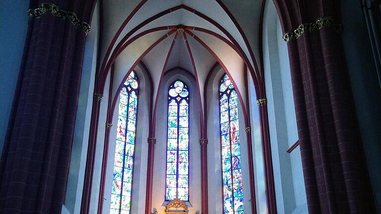 Die weltberühmten Glasfenster von Marc Chagall in der Kirche St. Stefan, Mainz.