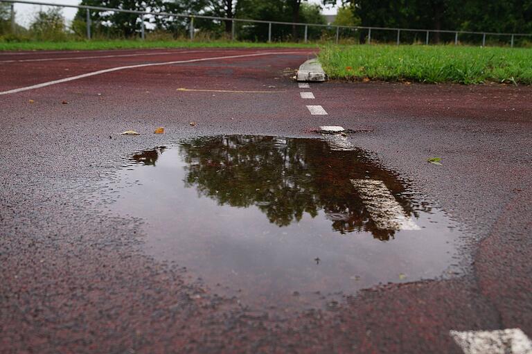 In Einmuldungen auf der Laufbahn steht das Wasser. Dies kann beim Sport gefährlich werden. In Einmuldungen auf der Laufbahn steht das Wasser. Dies kann beim Sport gefährlich werden.
